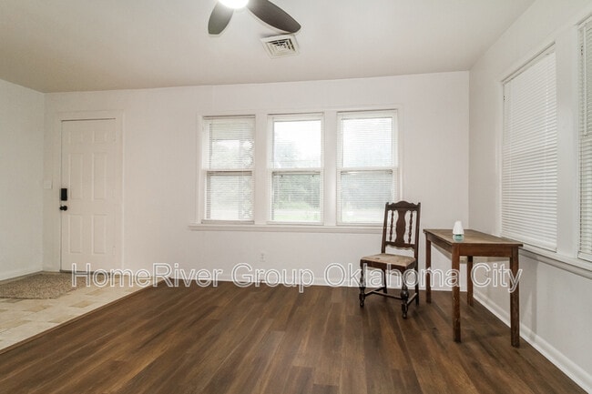Foto del edificio - 2218 N Midwest Blvd