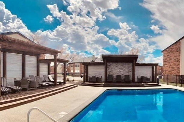 Piscina - Avalon Apartments