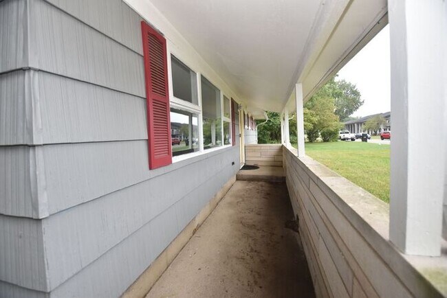 Building Photo - East side of South Bend 3 bedroom, 1.5 bat...