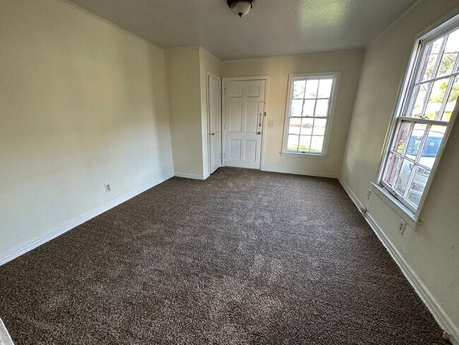 Foto del edificio - Converted Home, 2 beds, 2 baths