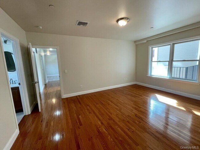 Building Photo - 5 Brandreth St