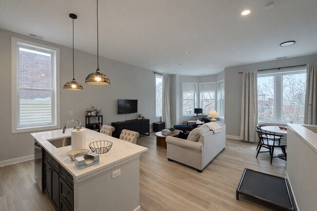 Foto del edificio - 1535 N Maplewood Ave