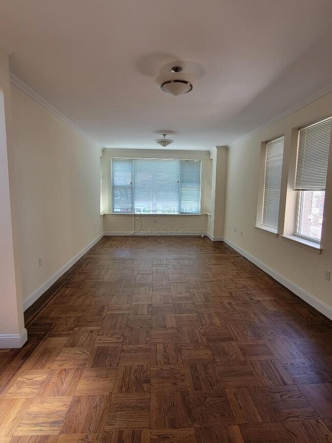 Building Photo - GUT RENOVATED 3 BEDS == 1200 SF == 4 BEDRO...