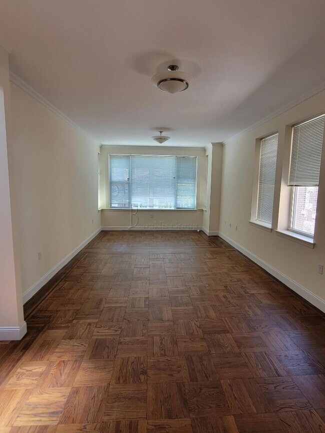 Foto del edificio - GUT RENOVATED 3 BEDS == 1200 SF == 4 BEDRO...