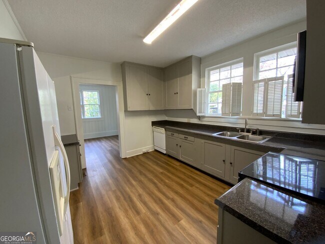 Foto del edificio - 204 Oakwood St NW