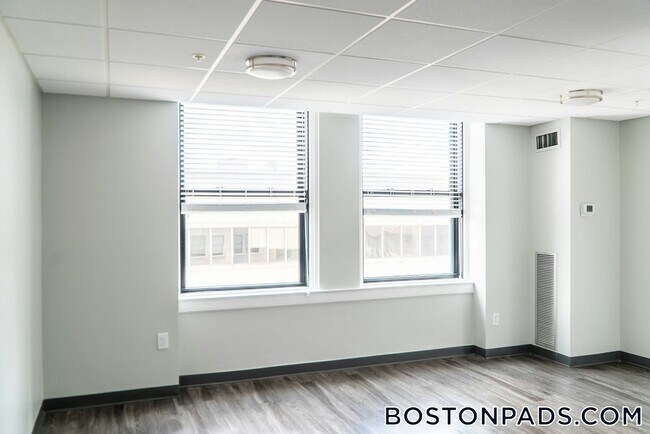 Building Photo - 507 Main St