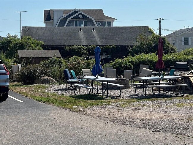 Foto del edificio - 53 Winnapaug Rd