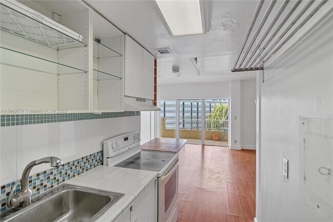 Foto del edificio - 880 NE 69th St
