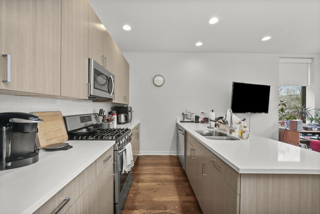 Foto del edificio - 650 N Green St