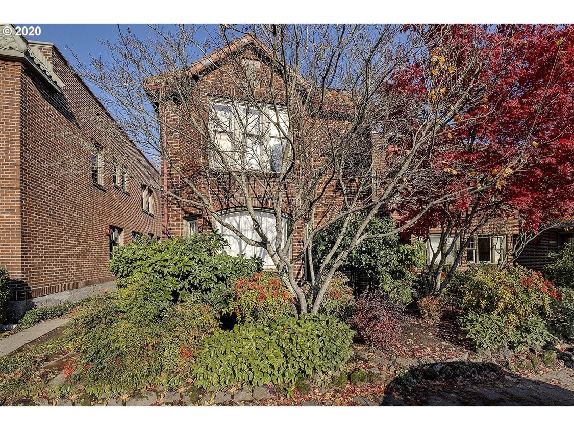 2 Bed 1.5 Bath End-unit townhome in the <3 of SE Hawthorne ~ Garage Parking and Hardwood Floors! - 2 Bed 1.5 Bath End-unit townhome in the 