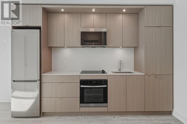 Photo du bâtiment - 60 Central Park Roadway