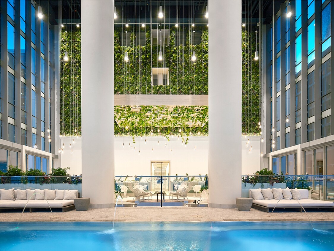 Piscina y área de lounge al estilo de centro vacacional bajo techo y al aire libre - Sentral Michigan Avenue