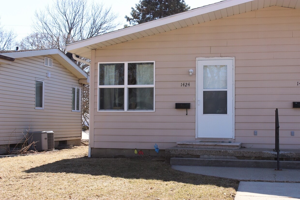 Primary Photo - AVAILABLE NOVEMBER 1st! Spacious Two Bedro...