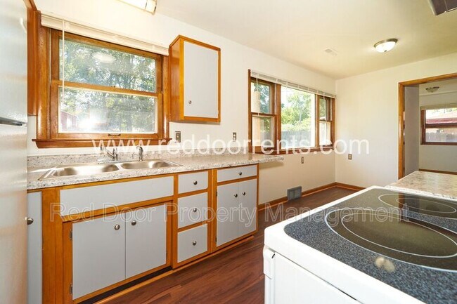 Building Photo - 1839 Fowler St