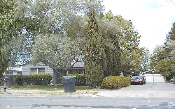 Primary Photo - 817 W College Ave