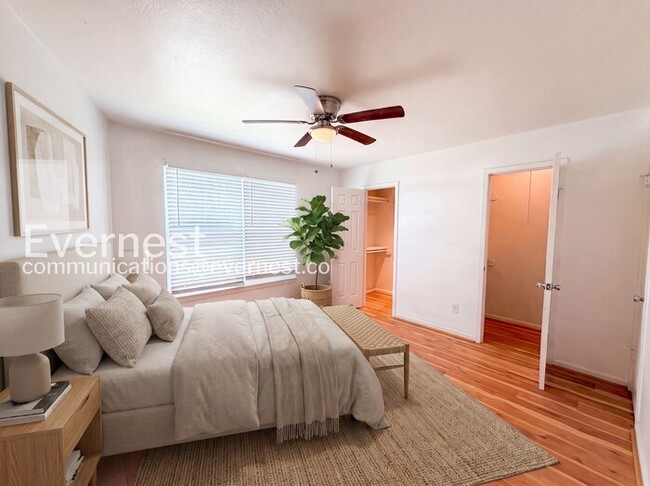 Building Photo - Spacious 2Beds 2Baths Townhome with Fenced Yard and Garage! / Available Now!