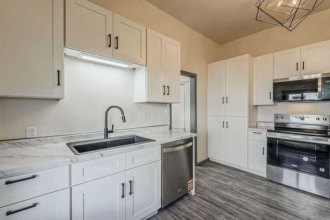 Building Photo - Beautiful 3 Bedroom Plus bonus room Available only $1850.00