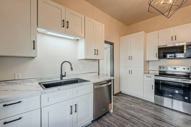 Foto del edificio - Beautiful 3 Bedroom Plus bonus room Available only $1850.00