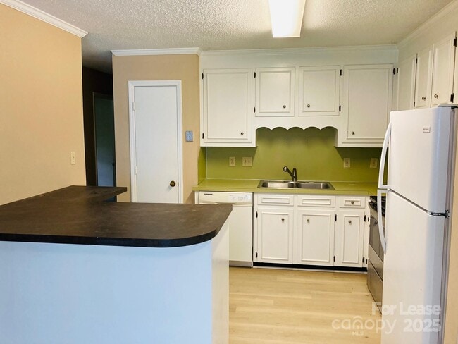 Building Photo - 21640 Colina Dr