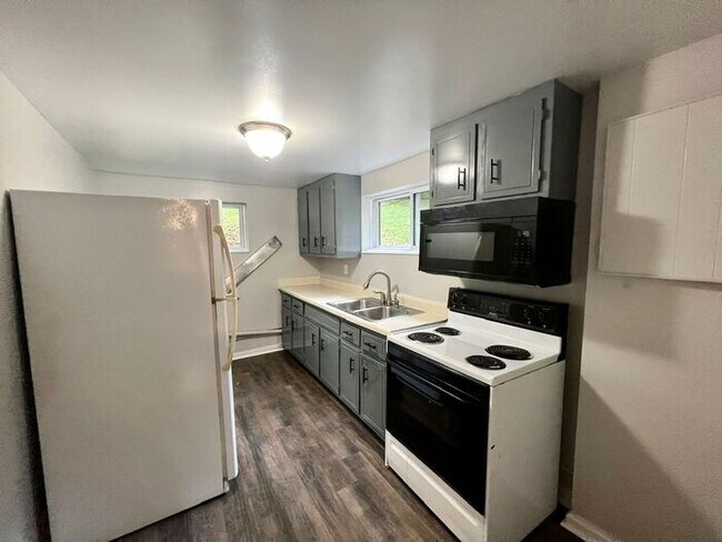Foto del edificio - Freshly Renovated 2 Bed, 1 Bath Duplex