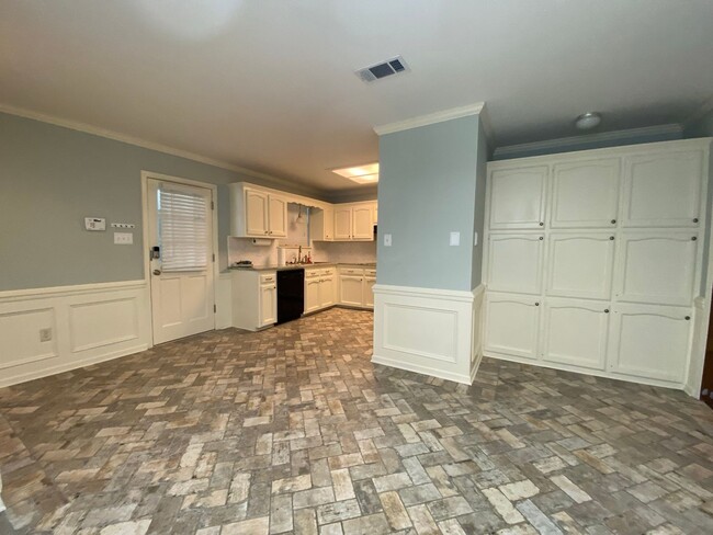 Building Photo - 3 Bedroom House located off Burbank near S...