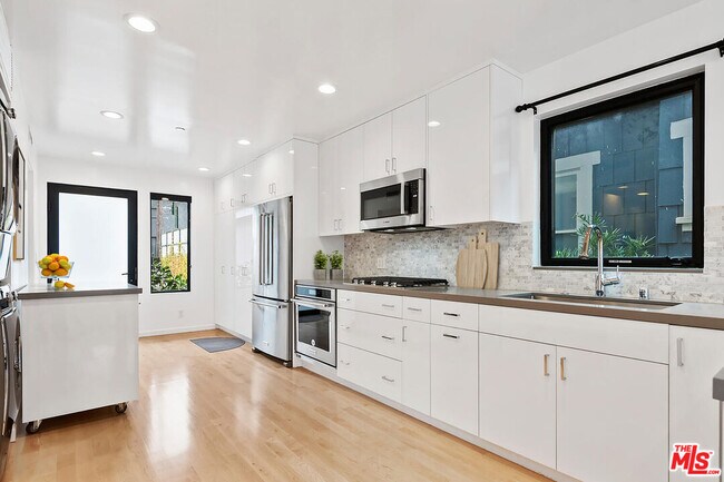 Foto del edificio - 1306 Cabrillo Ave