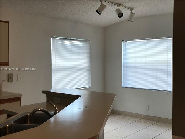 Foto del edificio - 9999 Summerbreeze Dr