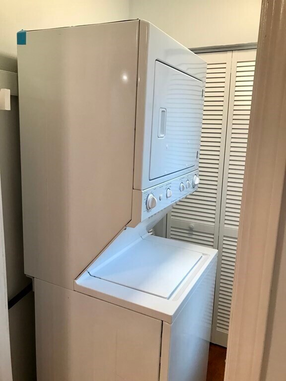 Building Photo - 593 E 5th St