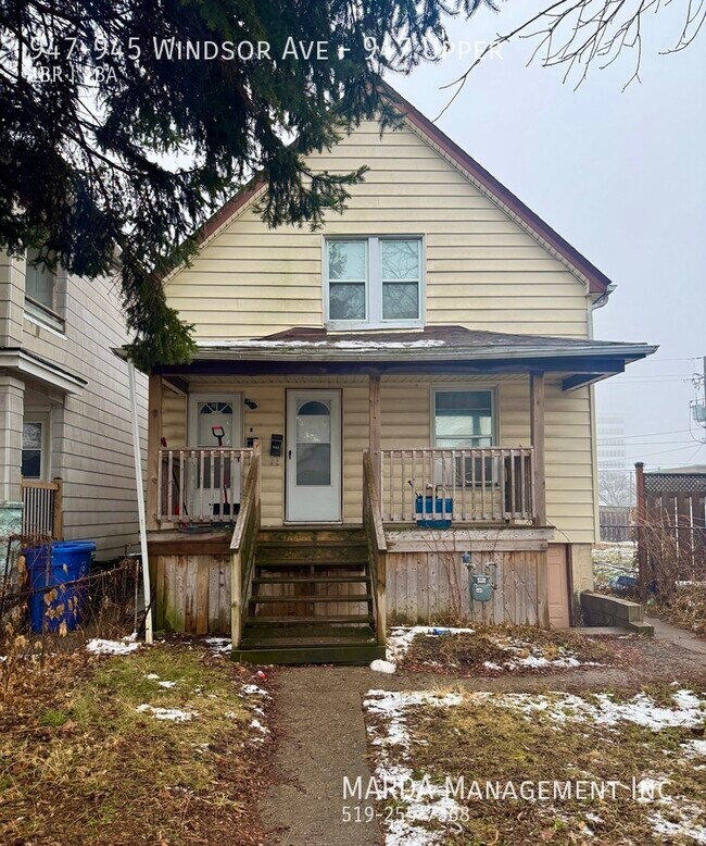 Photo du bâtiment - COZY 1+1 BED/1BATH UPPER UNIT- DOWNTOWN PLUS 30% UTILITIES