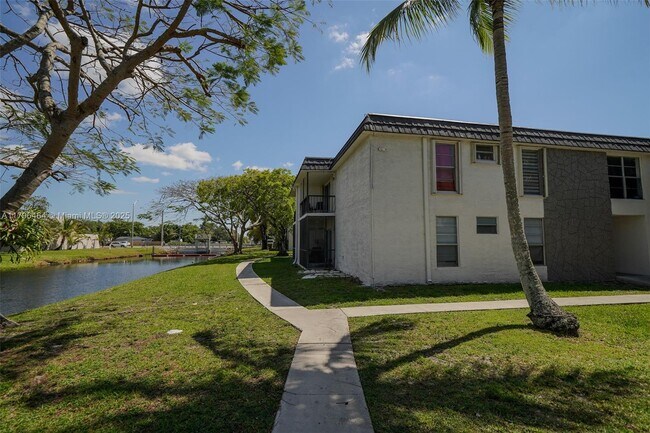 Building Photo - 10357 N Kendall Dr