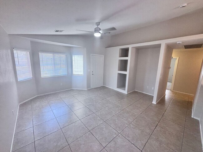 Foto del edificio - GREAT SINGLE STORY WITH 3 BEDS & 2 BATHS IN GATED COMMUNITY!