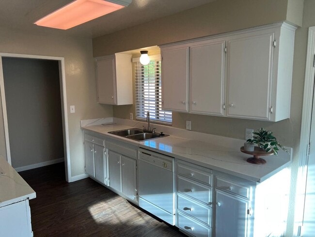 Building Photo - 4644 W Holland Ave