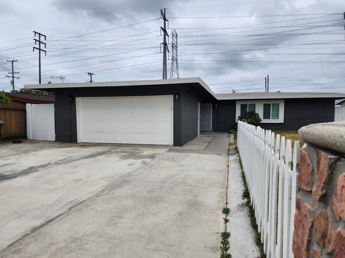 Primary Photo - Charming 3-Bedroom Home Just 10 Minutes fr...