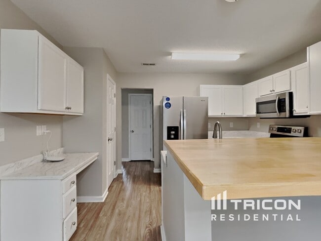 Building Photo - 1807 Bellwick Dr