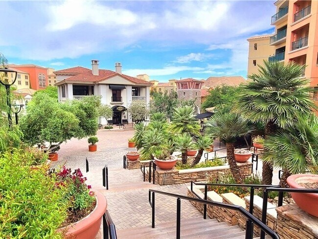 Building Photo - 1 Bedroom Luxury Condo in Henderson Lake L...