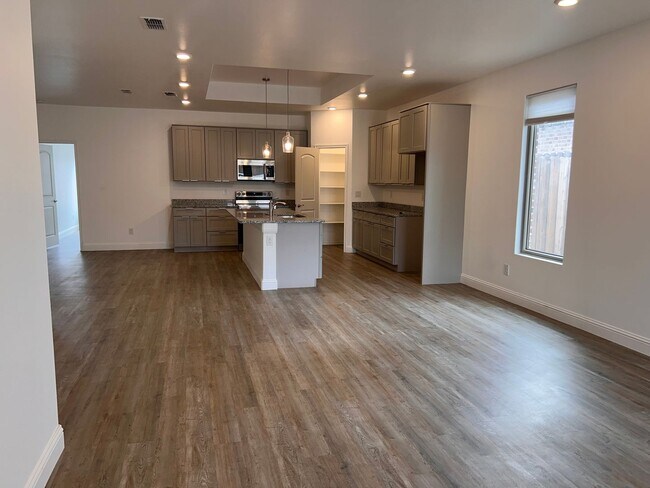 Foto del edificio - 3 Bedroom Rental Available July 9th in Fre...