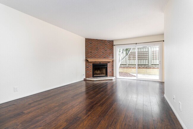 Building Photo - Beautiful 3 bedroom home for rent in La Jo...