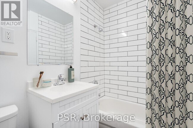 Photo du bâtiment - 600-600 Eglinton Ave W