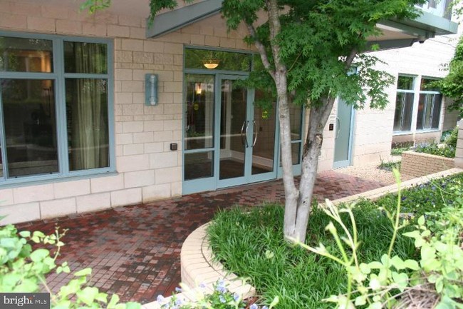 Building Photo - 851 N Glebe Rd