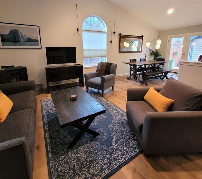 Foto del edificio - Charming Home, Bend`s West-side, Detached Garage and Bonus Space. Great Location.  Flexible Lease...