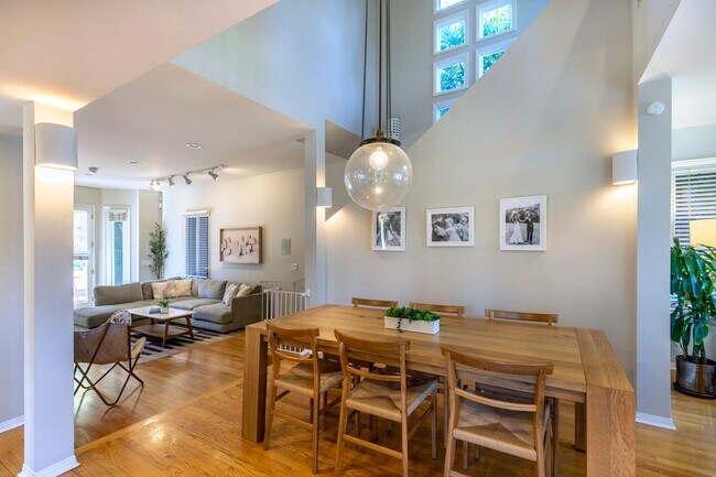 Foto del edificio - MODERN ARCHITECTURE W/ BEACH CHARM: BRIGHT & AIRY, 4BR3BA, 2-STORY HOME W/ OPEN & BRIGHT LIVING S...
