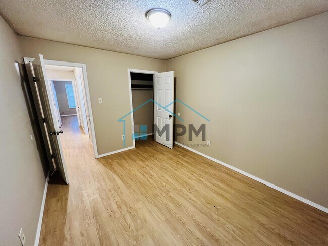 Building Photo - 138 Jennifer Ln