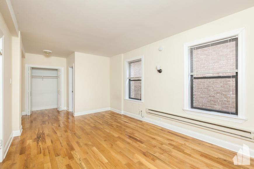 Foto principal - 0 bedroom in Chicago IL 60610