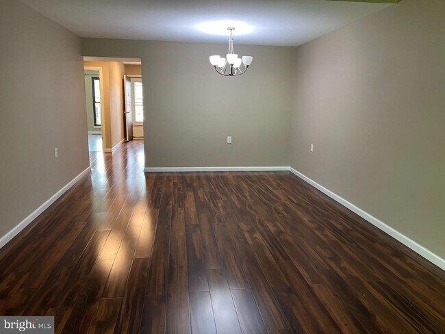 Building Photo - 3D-33D Twin Rivers Dr