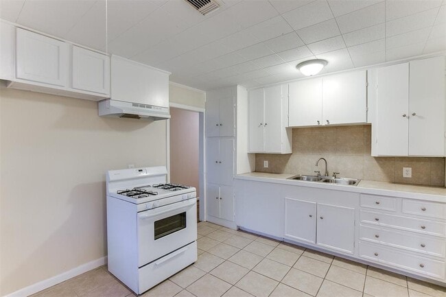 Building Photo - 2406 Pomona Dr