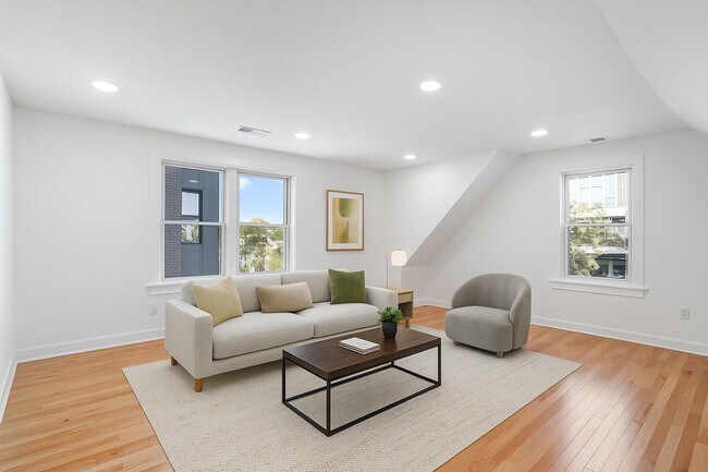 Foto del edificio - 2617 W Fullerton Ave