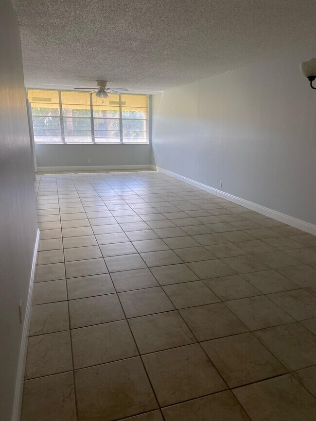 Foto del edificio - 2885 SW 22nd Ave
