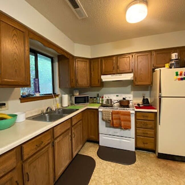 Building Photo - $1,095 | 2 Bedroom, 1 Bathroom APARTMENT | No Pets | Available for August 1st, 2026 Move In