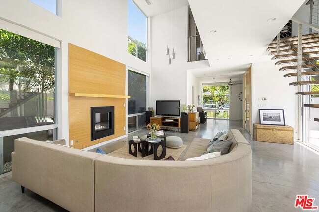 Foto del edificio - 547 Huntley Dr