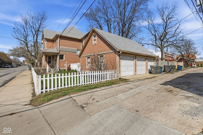 Building Photo - 640 E 10th St